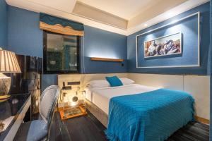 Postel nebo postele na pokoji v ubytování WISDOM Boutique Hotel Near the National Bird's Nest National ConventionCentre and Olympic Forest Park Just a 5-minute walk from Line 15's Anli Lu Subway Easy access tothe airport