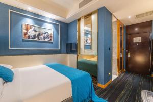 Postel nebo postele na pokoji v ubytování WISDOM Boutique Hotel Near the National Bird's Nest National ConventionCentre and Olympic Forest Park Just a 5-minute walk from Line 15's Anli Lu Subway Easy access tothe airport
