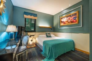 Postel nebo postele na pokoji v ubytování WISDOM Boutique Hotel Near the National Bird's Nest National ConventionCentre and Olympic Forest Park Just a 5-minute walk from Line 15's Anli Lu Subway Easy access tothe airport