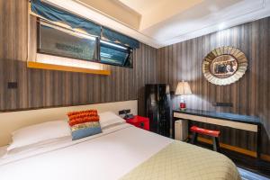Postel nebo postele na pokoji v ubytování WISDOM Boutique Hotel Near the National Bird's Nest National ConventionCentre and Olympic Forest Park Just a 5-minute walk from Line 15's Anli Lu Subway Easy access tothe airport