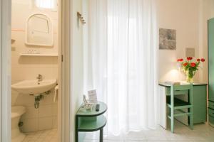 Koupelna v ubytování Ambra Hotel Cattolica + 37 fotografií