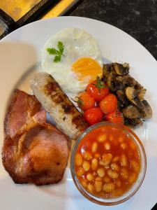 バースにあるThe Bath House Boutique B&B - IN-ROOM Breakfast - FREE parkingの卵豆肉の盛り合わせ +33枚の写真