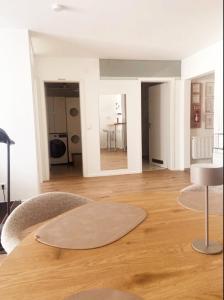 a room with a table with chairs and a room with a kitchen at Apartment HomeBase Modernes 4-Sterne Apartment mit Tiefgarage im Zentrum in Oberkochen +29 photos