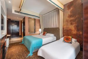 Postel nebo postele na pokoji v ubytování WISDOM Boutique Hotel Near the National Bird's Nest National ConventionCentre and Olympic Forest Park Just a 5-minute walk from Line 15's Anli Lu Subway Easy access tothe airport