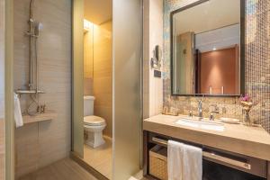 Koupelna v ubytování WISDOM Boutique Hotel Near the National Bird's Nest National ConventionCentre and Olympic Forest Park Just a 5-minute walk from Line 15's Anli Lu Subway Easy access tothe airport