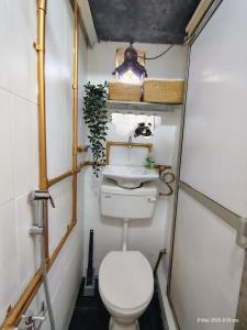 Un baño pequeño con inodoro y lavabo. en Cozy Camper Van Styled Studio Home, en Bombay