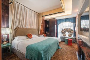 Postel nebo postele na pokoji v ubytování WISDOM Boutique Hotel Near the National Bird's Nest National ConventionCentre and Olympic Forest Park Just a 5-minute walk from Line 15's Anli Lu Subway Easy access tothe airport