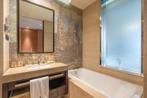 Koupelna v ubytování WISDOM Boutique Hotel Near the National Bird's Nest National ConventionCentre and Olympic Forest Park Just a 5-minute walk from Line 15's Anli Lu Subway Easy access tothe airport