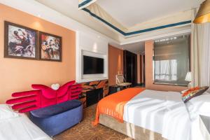 Postel nebo postele na pokoji v ubytování WISDOM Boutique Hotel Near the National Bird's Nest National ConventionCentre and Olympic Forest Park Just a 5-minute walk from Line 15's Anli Lu Subway Easy access tothe airport