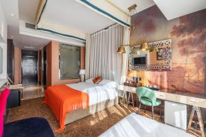 Postel nebo postele na pokoji v ubytování WISDOM Boutique Hotel Near the National Bird's Nest National ConventionCentre and Olympic Forest Park Just a 5-minute walk from Line 15's Anli Lu Subway Easy access tothe airport
