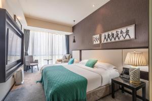 Postel nebo postele na pokoji v ubytování WISDOM Boutique Hotel Near the National Bird's Nest National ConventionCentre and Olympic Forest Park Just a 5-minute walk from Line 15's Anli Lu Subway Easy access tothe airport