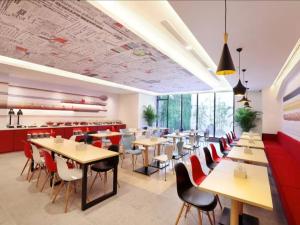 Restaurace v ubytování ibis Shanghai International Tourism Resort Xiupu Road
