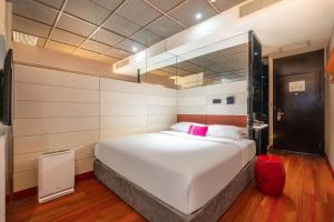 Postel nebo postele na pokoji v ubytování WISDOM Boutique Hotel Near the National Bird's Nest National ConventionCentre and Olympic Forest Park Just a 5-minute walk from Line 15's Anli Lu Subway Easy access tothe airport