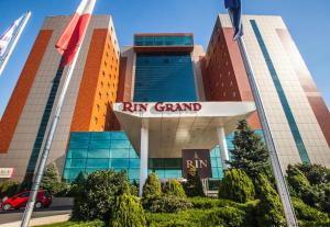 ein Gebäude mit einem Ryan Guard-Schild davor in der Unterkunft Rin Elegance Apartament in Bukarest