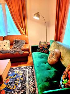 a living room with a green couch and a chair at PEACE & PINK Maison zen & Cocon stylé a 5 mn des vagues de Wimereux in Maninghen-Henne +65 photos