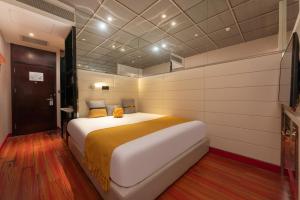 Postel nebo postele na pokoji v ubytování WISDOM Boutique Hotel Near the National Bird's Nest National ConventionCentre and Olympic Forest Park Just a 5-minute walk from Line 15's Anli Lu Subway Easy access tothe airport