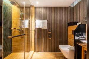 Koupelna v ubytování WISDOM Boutique Hotel Near the National Bird's Nest National ConventionCentre and Olympic Forest Park Just a 5-minute walk from Line 15's Anli Lu Subway Easy access tothe airport
