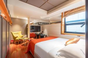 Postel nebo postele na pokoji v ubytování WISDOM Boutique Hotel Near the National Bird's Nest National ConventionCentre and Olympic Forest Park Just a 5-minute walk from Line 15's Anli Lu Subway Easy access tothe airport