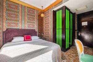 Postel nebo postele na pokoji v ubytování WISDOM Boutique Hotel Near the National Bird's Nest National ConventionCentre and Olympic Forest Park Just a 5-minute walk from Line 15's Anli Lu Subway Easy access tothe airport