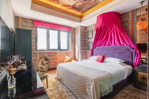 Postel nebo postele na pokoji v ubytování WISDOM Boutique Hotel Near the National Bird's Nest National ConventionCentre and Olympic Forest Park Just a 5-minute walk from Line 15's Anli Lu Subway Easy access tothe airport