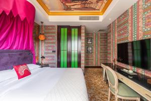 TV a/nebo společenská místnost v ubytování WISDOM Boutique Hotel Near the National Bird's Nest National ConventionCentre and Olympic Forest Park Just a 5-minute walk from Line 15's Anli Lu Subway Easy access tothe airport