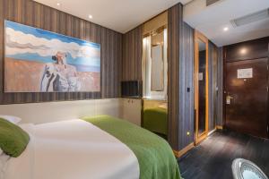 Postel nebo postele na pokoji v ubytování WISDOM Boutique Hotel Near the National Bird's Nest National ConventionCentre and Olympic Forest Park Just a 5-minute walk from Line 15's Anli Lu Subway Easy access tothe airport