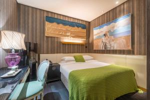 Postel nebo postele na pokoji v ubytování WISDOM Boutique Hotel Near the National Bird's Nest National ConventionCentre and Olympic Forest Park Just a 5-minute walk from Line 15's Anli Lu Subway Easy access tothe airport