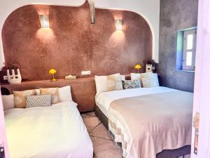 Postel nebo postele na pokoji v ubytování Riad 10 Mandarin BOUTIQUE RIAD