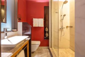 Koupelna v ubytování WISDOM Boutique Hotel Near the National Bird's Nest National ConventionCentre and Olympic Forest Park Just a 5-minute walk from Line 15's Anli Lu Subway Easy access tothe airport