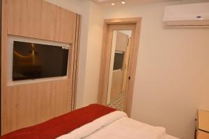 Un pat sau paturi într-o cameră la Hotel The Raghavas'