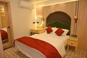 Un pat sau paturi într-o cameră la Hotel The Raghavas'