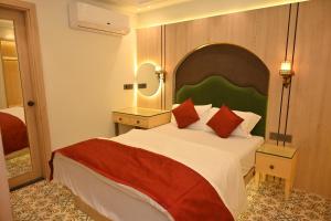 Un pat sau paturi într-o cameră la Hotel The Raghavas'