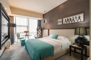 Postel nebo postele na pokoji v ubytování WISDOM Boutique Hotel Near the National Bird's Nest National ConventionCentre and Olympic Forest Park Just a 5-minute walk from Line 15's Anli Lu Subway Easy access tothe airport