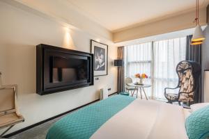 TV a/nebo společenská místnost v ubytování WISDOM Boutique Hotel Near the National Bird's Nest National ConventionCentre and Olympic Forest Park Just a 5-minute walk from Line 15's Anli Lu Subway Easy access tothe airport