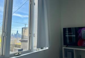 TV a/nebo společenská místnost v ubytování Comfy apt with skyline front view Mins away from NYC