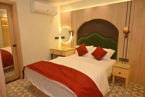 Un pat sau paturi într-o cameră la Hotel The Raghavas'