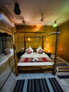 Postel nebo postele na pokoji v ubytování Wonbin Safari Jaisalmer