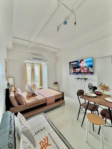TV a/nebo společenská místnost v ubytování Skyline Serenity Staycation in Quezon City + 11 fotografií