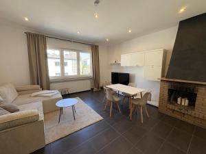 TV a/nebo společenská místnost v ubytování Schöne Ferienwohnung in Andernach + 4 fotografie