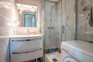 ヴァンドルにあるMini Villa jumelée Hameau du Soleilのバスルーム(シャワー、シンク、洗濯機付) +15枚の写真