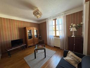 ein Wohnzimmer mit Sofa und Tisch in der Unterkunft Le nid d'Hirondelle in Vanault-les-Dames