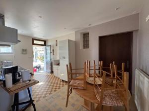 ein Esszimmer mit Tisch und Stühlen in der Unterkunft Le nid d'Hirondelle in Vanault-les-Dames
