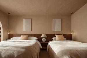 Postel nebo postele na pokoji v ubytování Seven Letters Preface Hotel