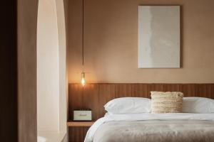 Postel nebo postele na pokoji v ubytování Seven Letters Preface Hotel