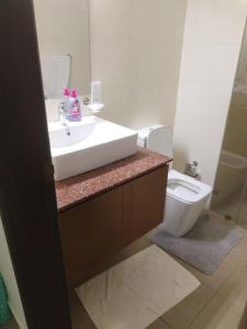ネゴンボにあるOcean Breeze Sea View Apartmentの洗面台とトイレ付きのバスルーム +13枚の写真