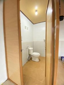 Ένα μπάνιο στο Cepogo Cabin Mangli Cabin Keluarga & Syariah
