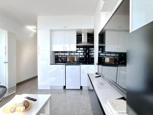 Kuchyň nebo kuchyňský kout v ubytování PANORAMIC D-LUXE