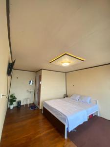 a bedroom with a large bed in a room at Cepogo Cabin Mangli Cabin Keluarga & Syariah in Prampelan +11 photos