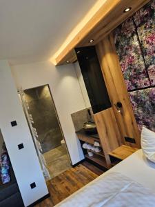Posteľ alebo postele v izbe v ubytovaní first mountain Hotel Zillertal