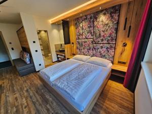 Posteľ alebo postele v izbe v ubytovaní first mountain Hotel Zillertal